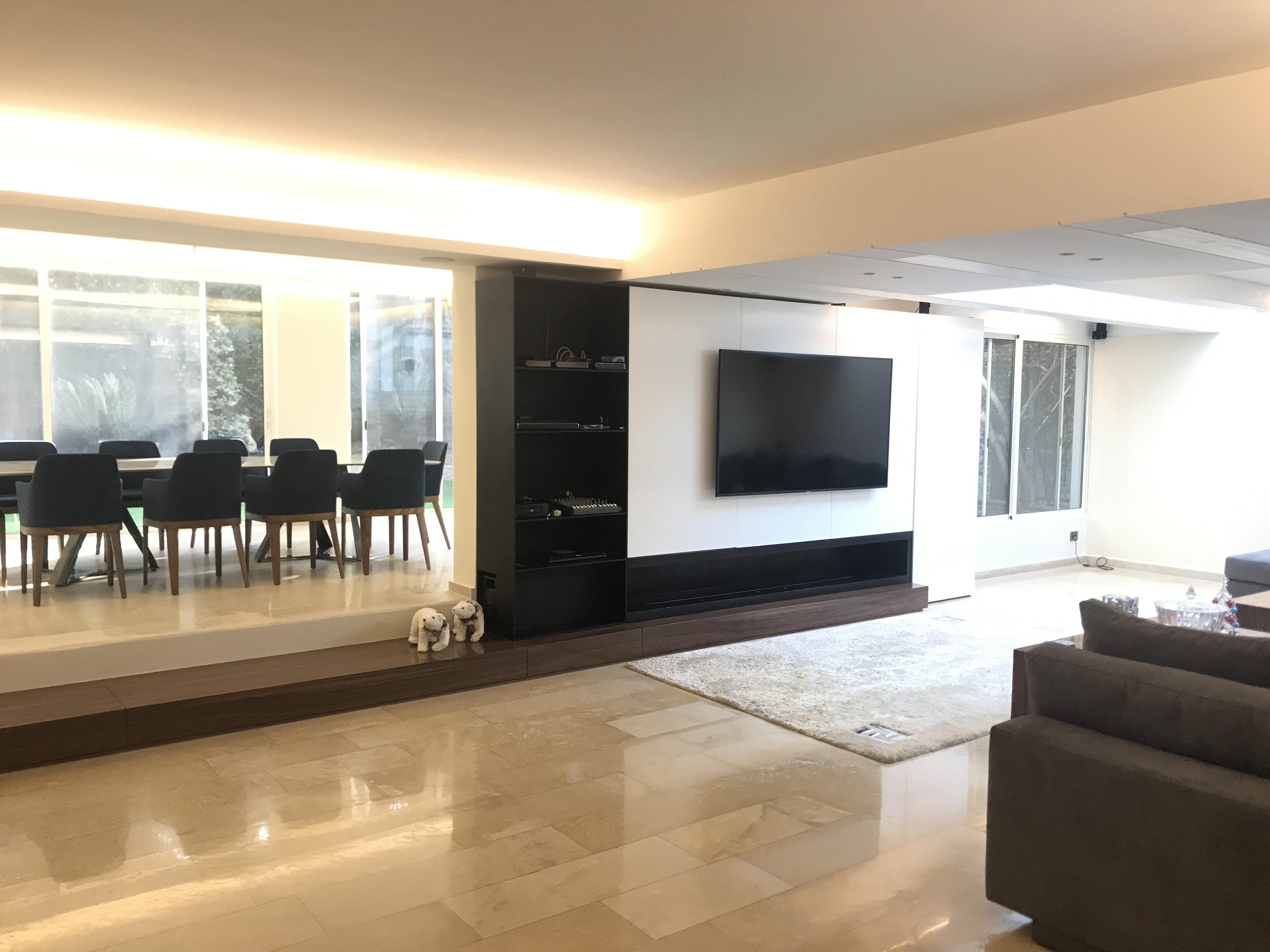 Dining & wall unit
